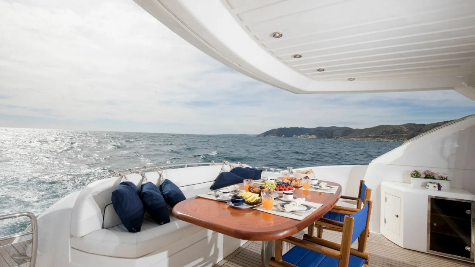 Bestboats SUNSEEKER MANHATTAN 66 TAPIA BAY – Motor Yacht Rental Mallorca