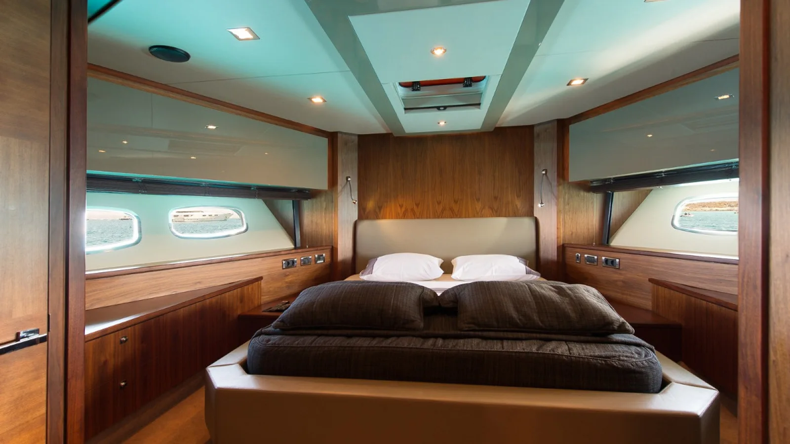 Bestboats SUNSEEKER PREDATOR 84 Alvium – Superyacht Charter Mallorca