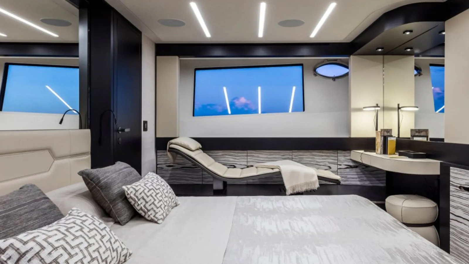 Bestboats PERSHING 8X Beyond – Private Yacht Mallorca