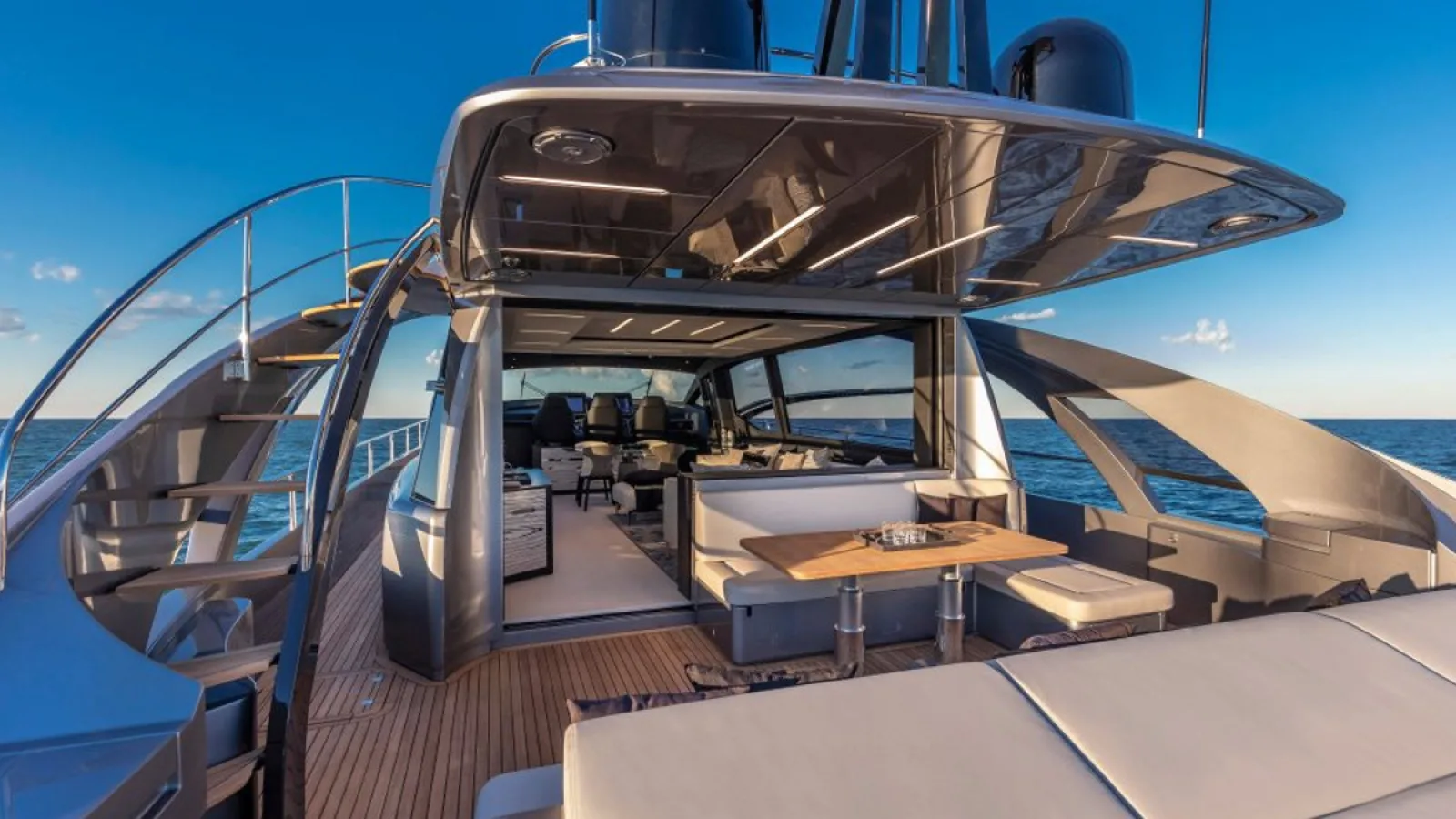 Bestboats PERSHING 8X Beyond – Luxus Yachtcharter Mallorca