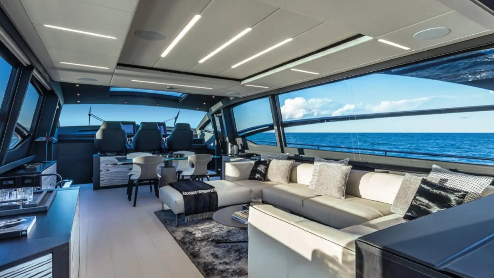 Bestboats PERSHING 8X Beyond – Luxus Yachtcharter Mallorca