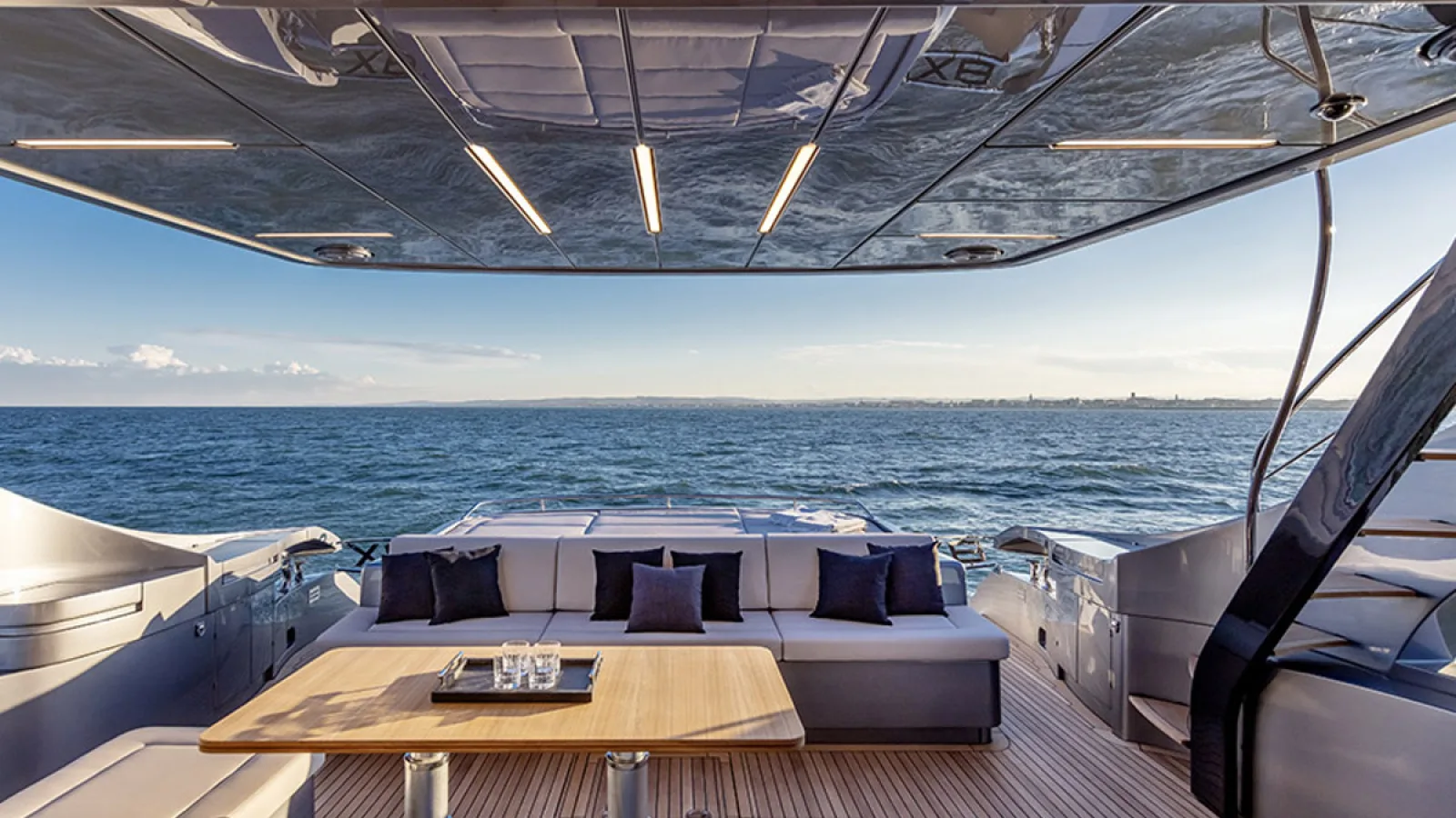 Bestboats PERSHING 8X Beyond – Yachtcharter Mallorca