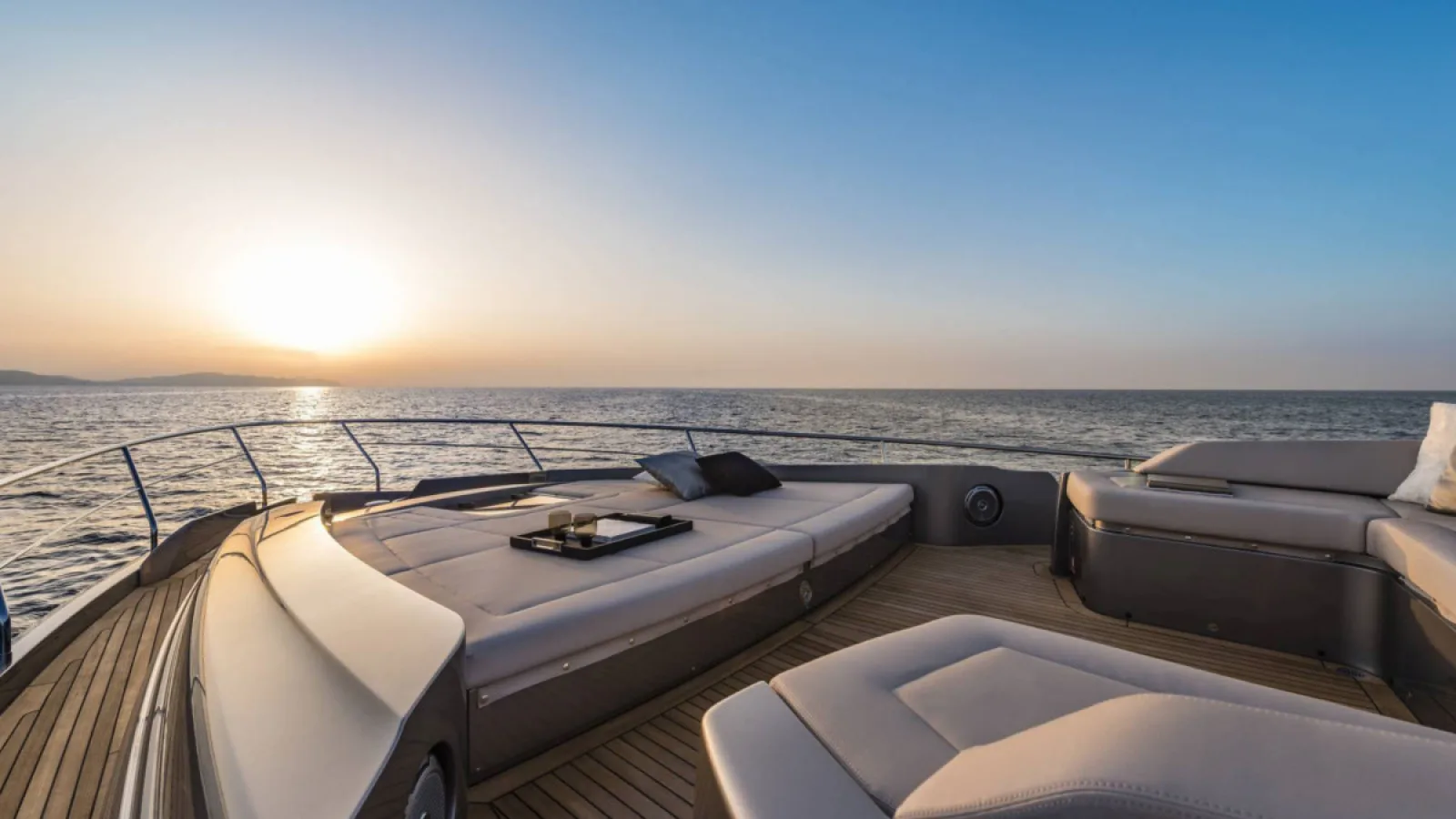 Bestboats PERSHING 8X Beyond – Luxusyacht mieten Mallorca