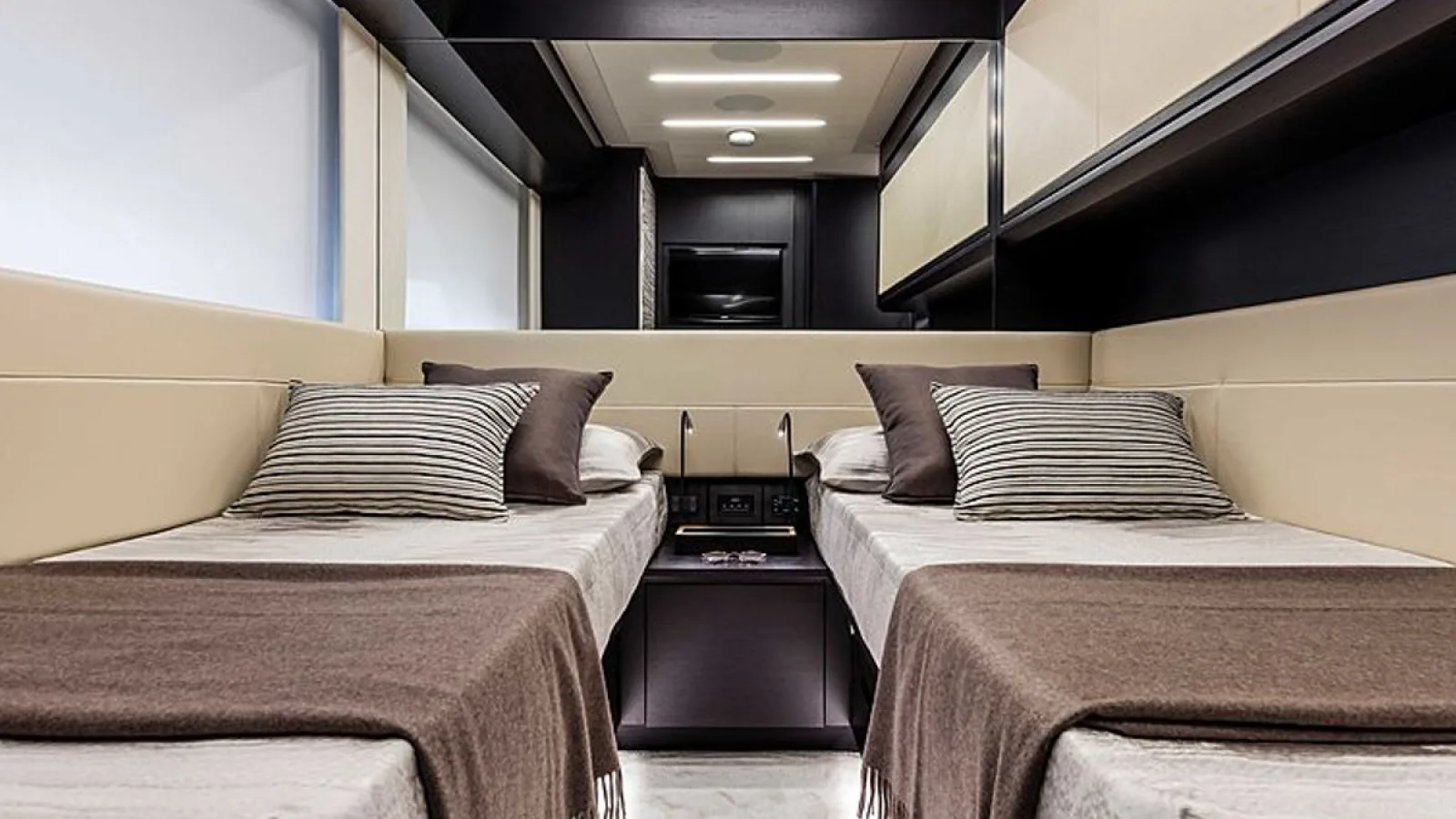 Bestboats PERSHING 8X Beyond – Luxusyacht mieten Mallorca