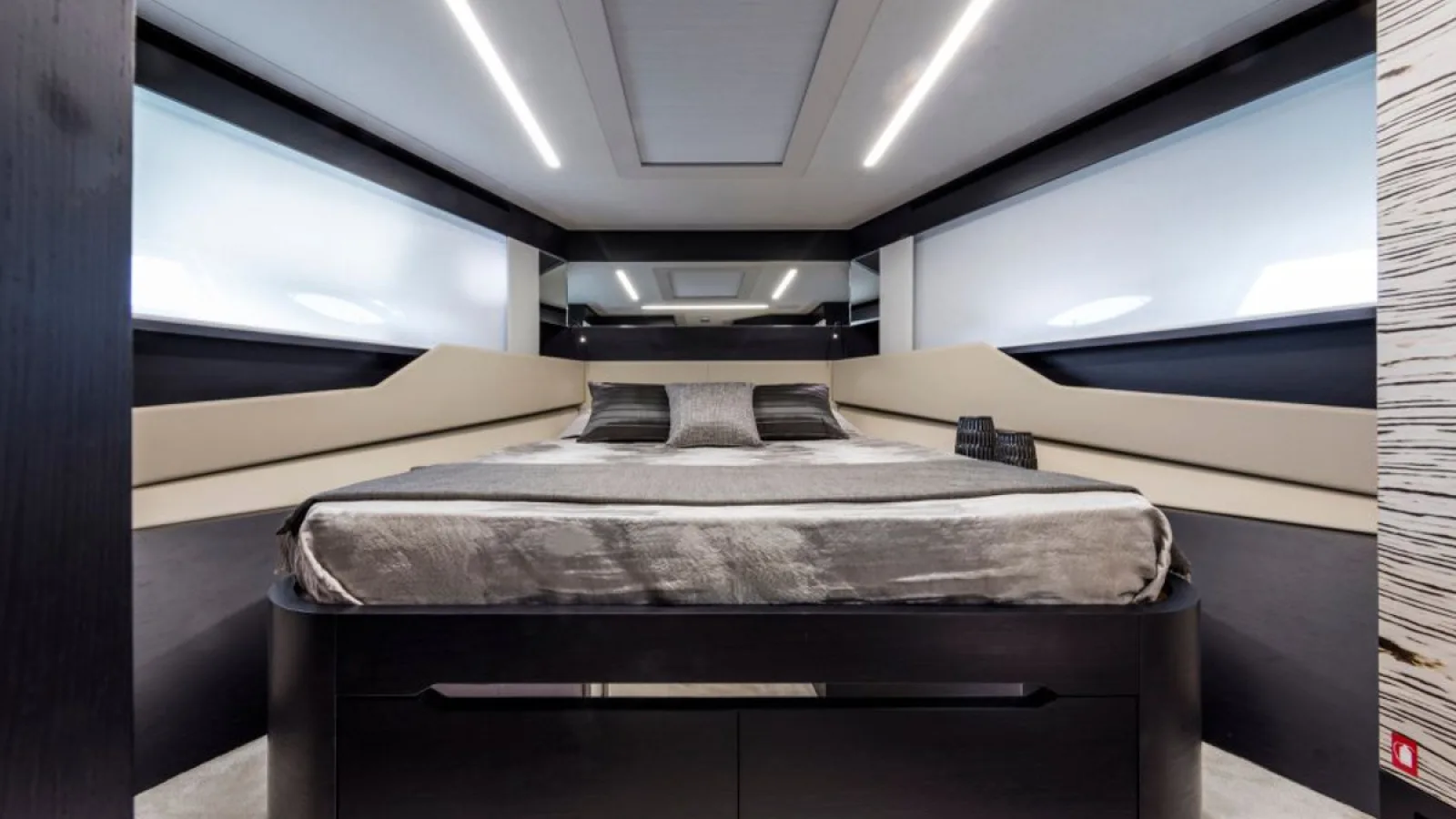 Bestboats PERSHING 8X Beyond – Exklusive Yacht Mallorca