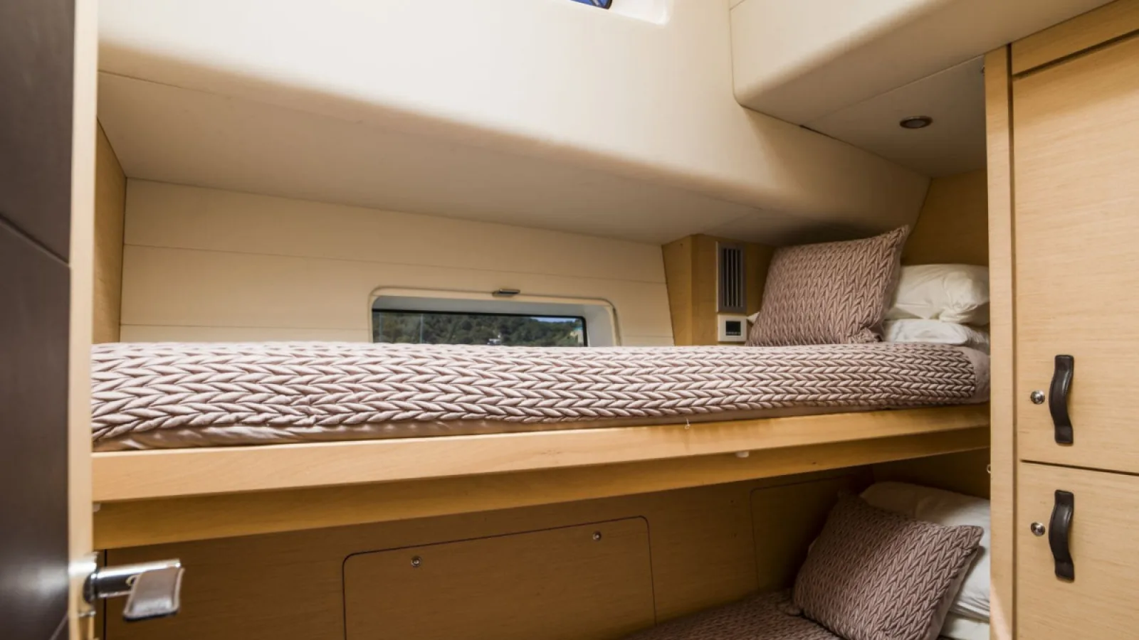 Bestboats JEANNEAU Thea – Segelboot chartern Mallorca