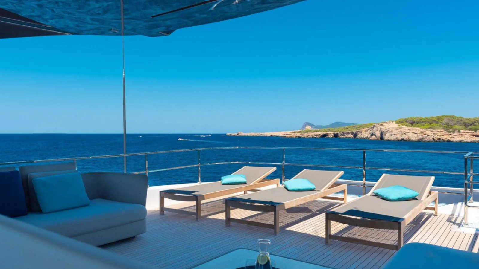 Bestboats FERRETTI CUSTOM LINE NAVETTA 33 Acqua – Private Yacht Mallorca