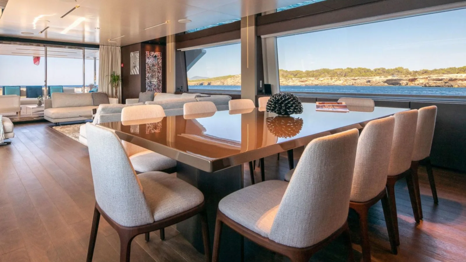 Bestboats FERRETTI CUSTOM LINE NAVETTA 33 Acqua – Private Yacht Mallorca