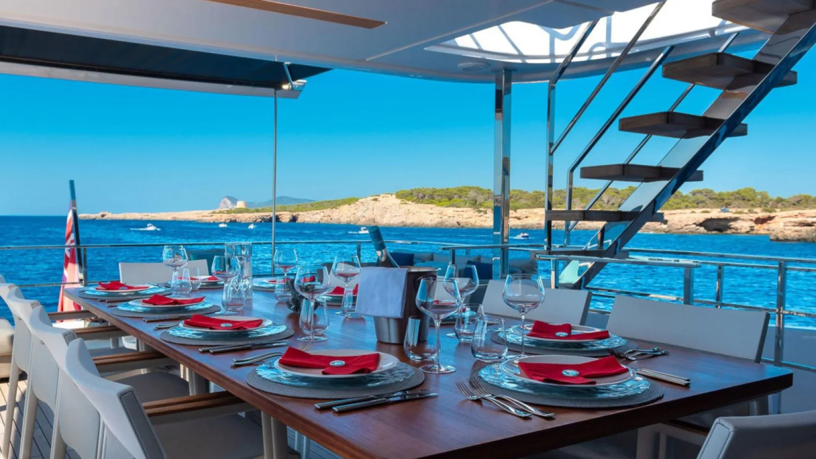 Bestboats FERRETTI CUSTOM LINE NAVETTA 33 Acqua – Luxus Yachtcharter Mallorca