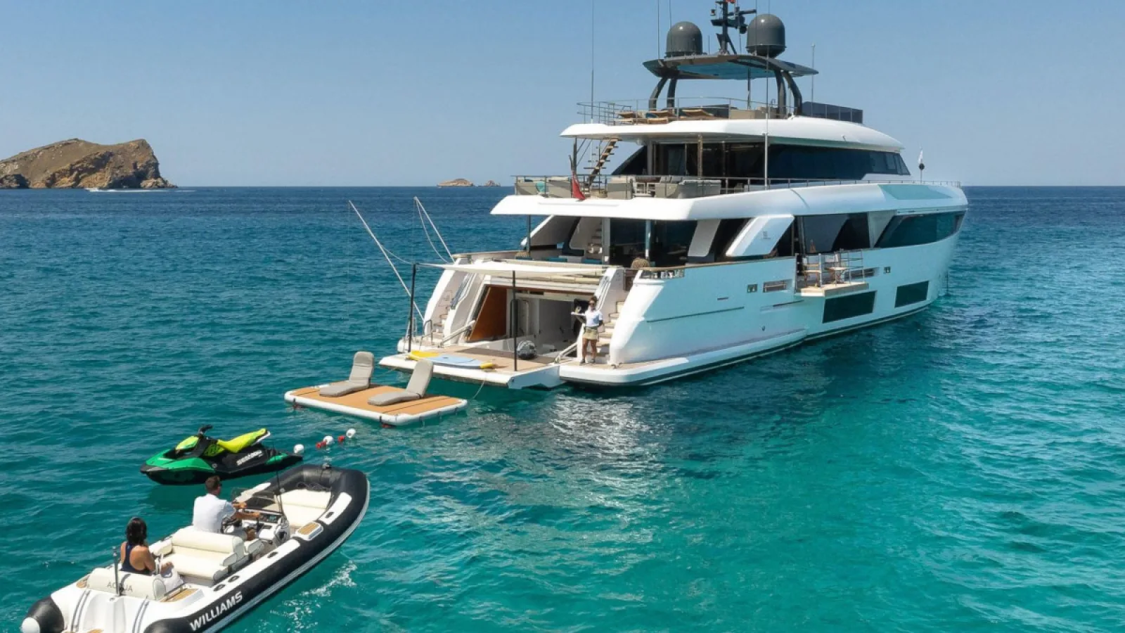 Bestboats FERRETTI CUSTOM LINE NAVETTA 33 Acqua – Luxus Yachtcharter Mallorca