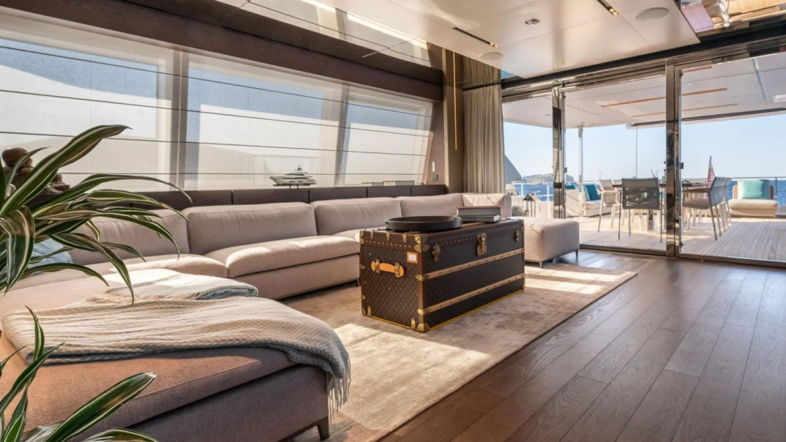 Bestboats FERRETTI CUSTOM LINE NAVETTA 33 Acqua – Yachtcharter Mallorca