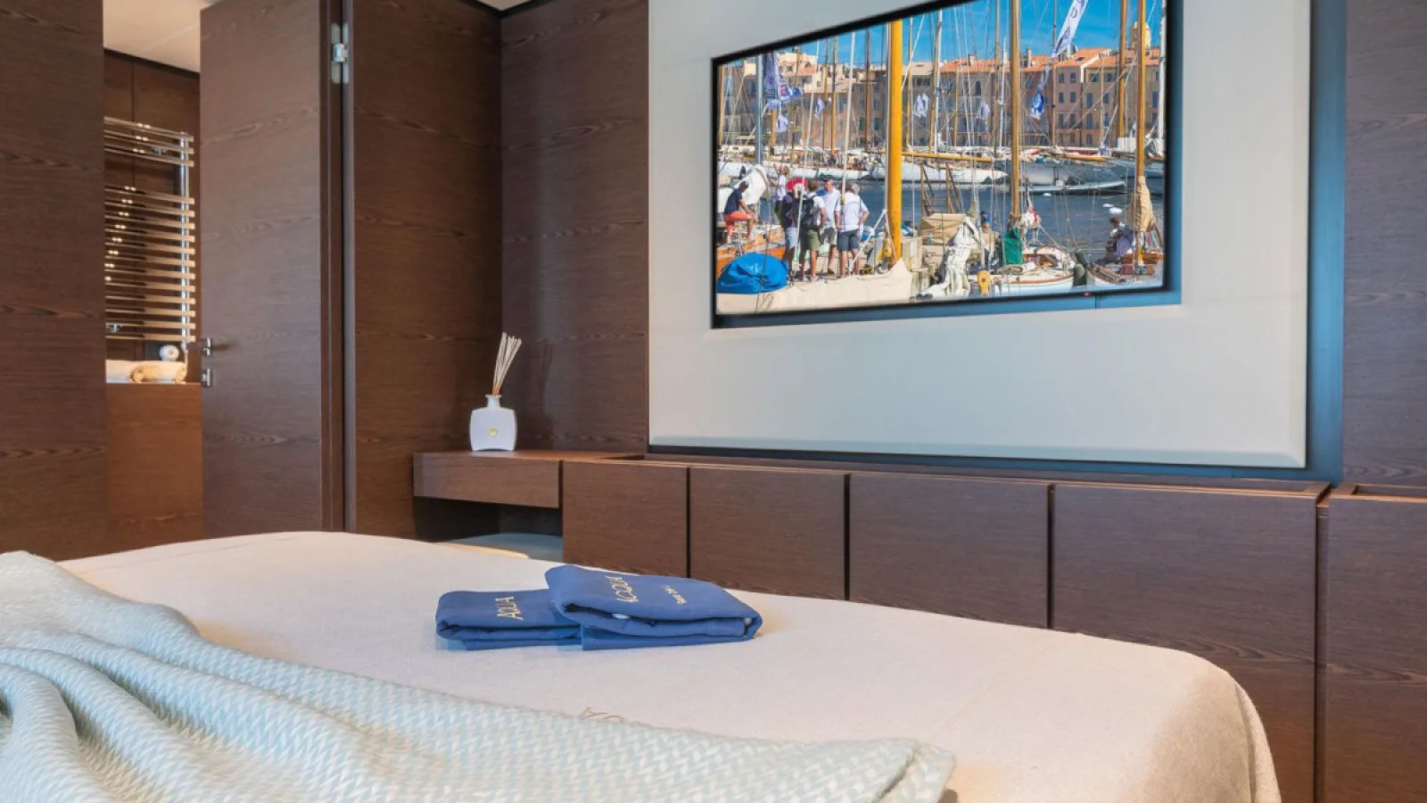 Bestboats FERRETTI CUSTOM LINE NAVETTA 33 Acqua – Yachtcharter Mallorca