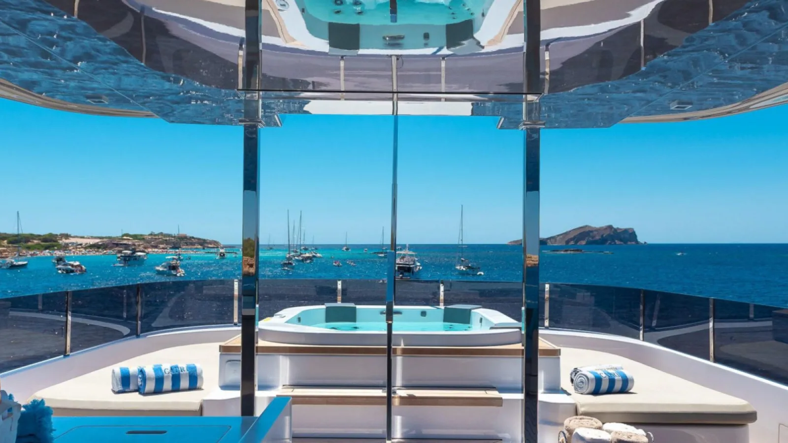 Bestboats FERRETTI CUSTOM LINE NAVETTA 33 Acqua – Exklusive Yacht Mallorca