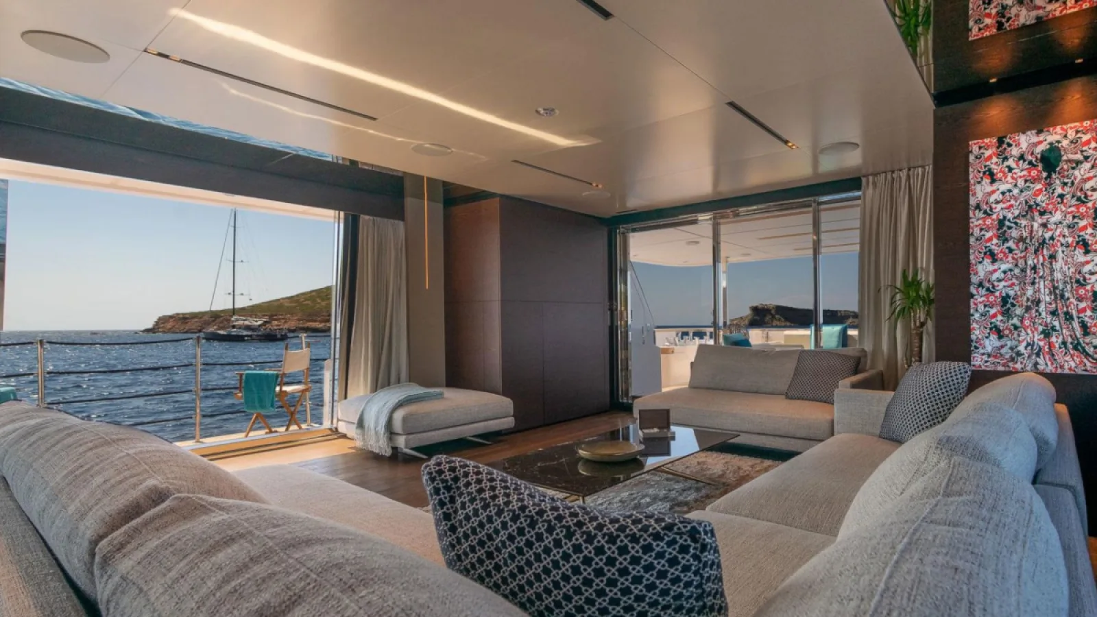 Bestboats FERRETTI CUSTOM LINE NAVETTA 33 Acqua – Exklusive Yacht Mallorca