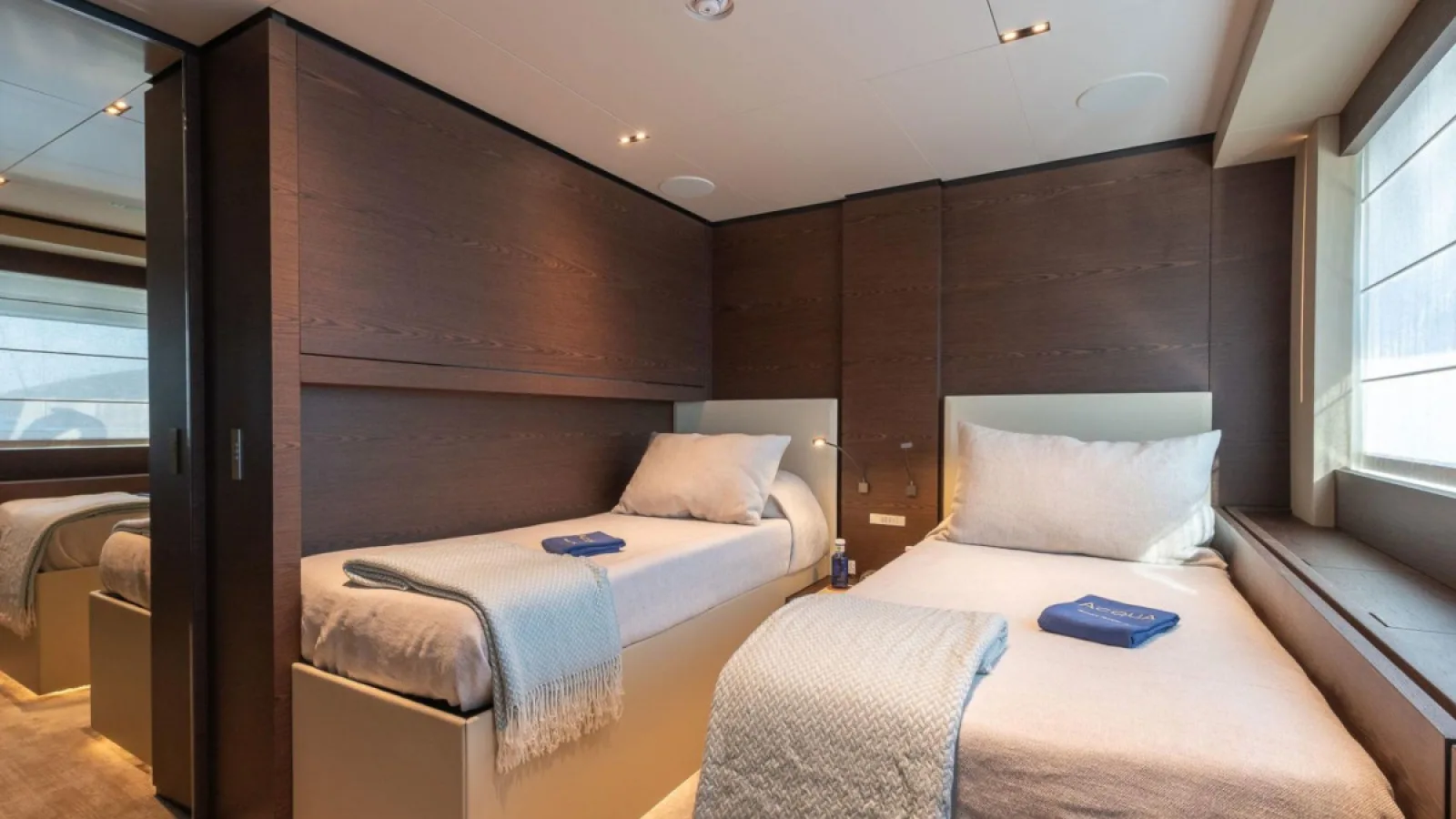 Bestboats FERRETTI CUSTOM LINE NAVETTA 33 Acqua – Exklusive Yacht Mallorca
