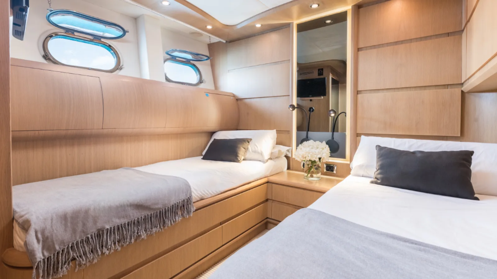 Bestboats ASTONDOA 102 GLX B4 – Luxusyacht chartern Mallorca