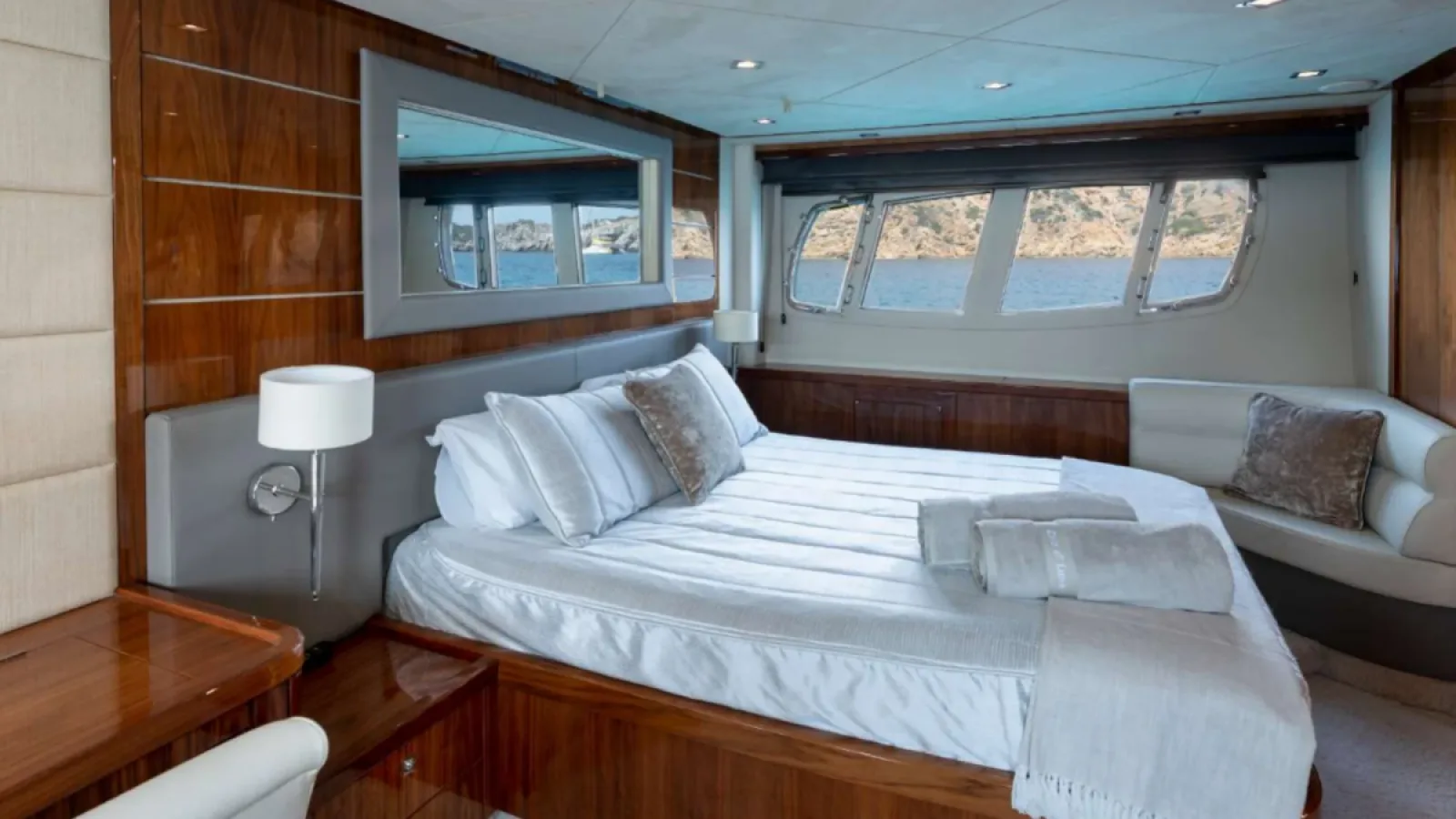 Bestboats SUNSEEKER MANHATTAN 70 CALA DI LUNA – Motor Yacht Rental Mallorca