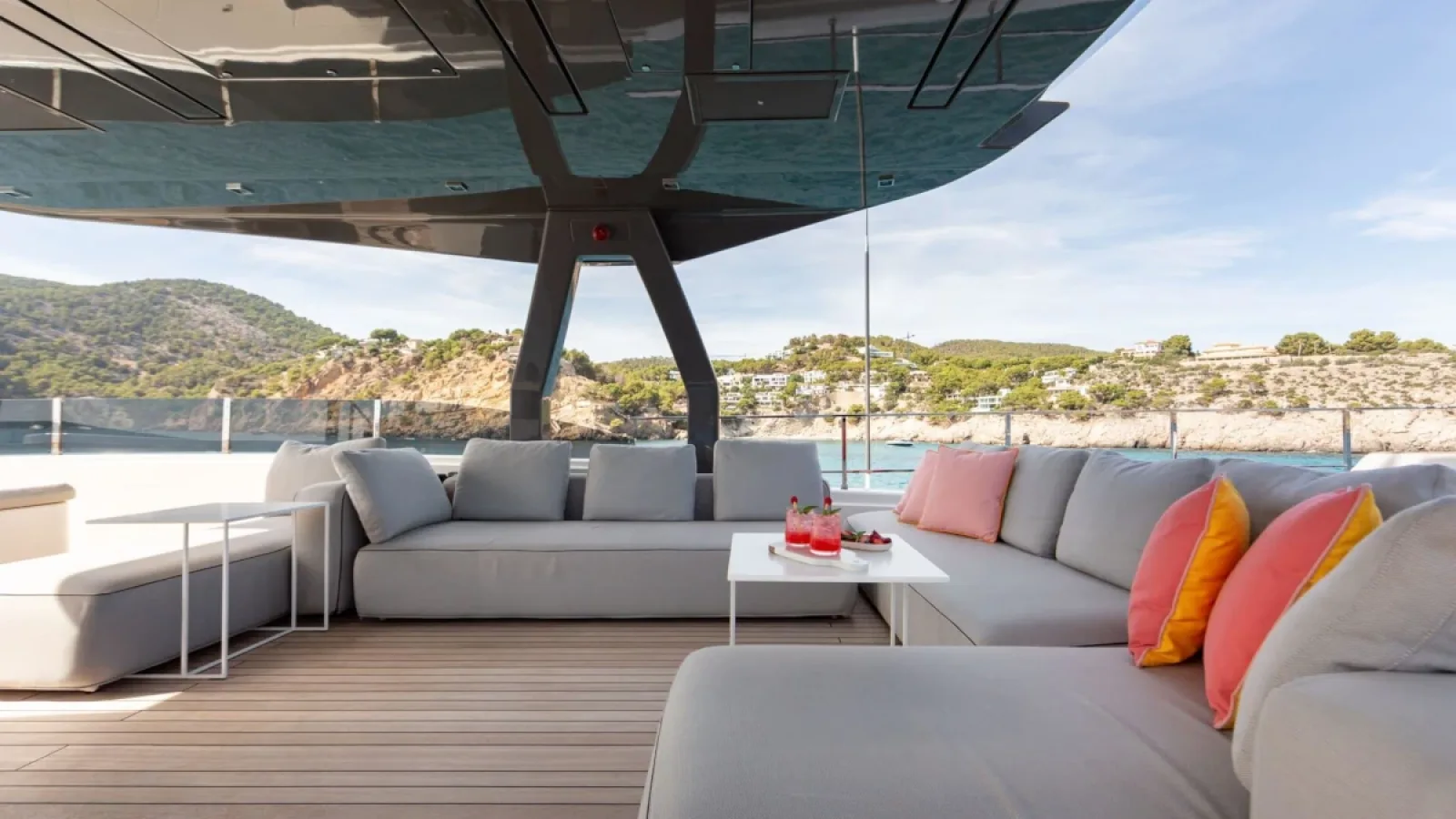 Bestboats FERRETTI CUSTOM LINE 37M Kiki V – Luxusyacht chartern Mallorca