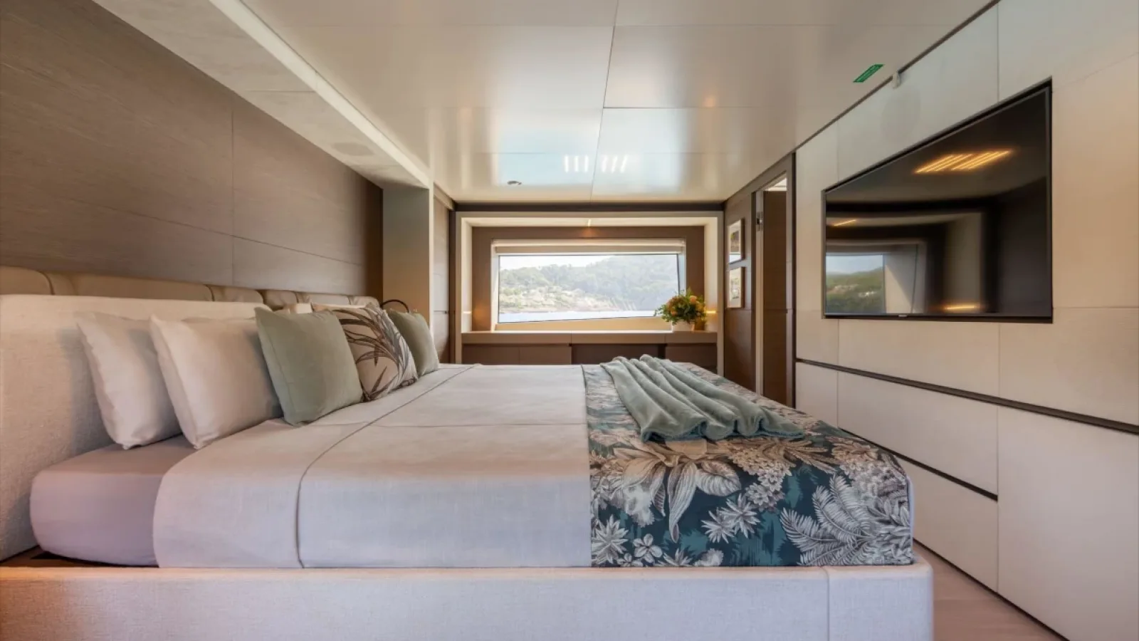 Bestboats FERRETTI CUSTOM LINE 37M Kiki V – Luxusyacht chartern Mallorca