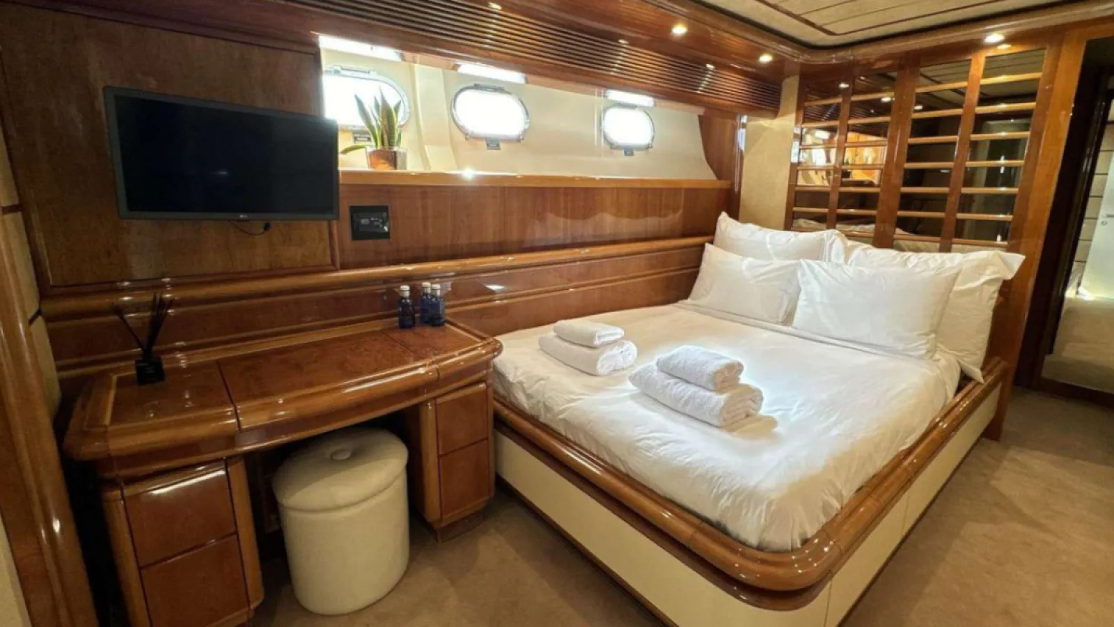 Bestboats FERRETTI CUSTOM LINE 94 YOLO TOO – Private Yacht Mallorca