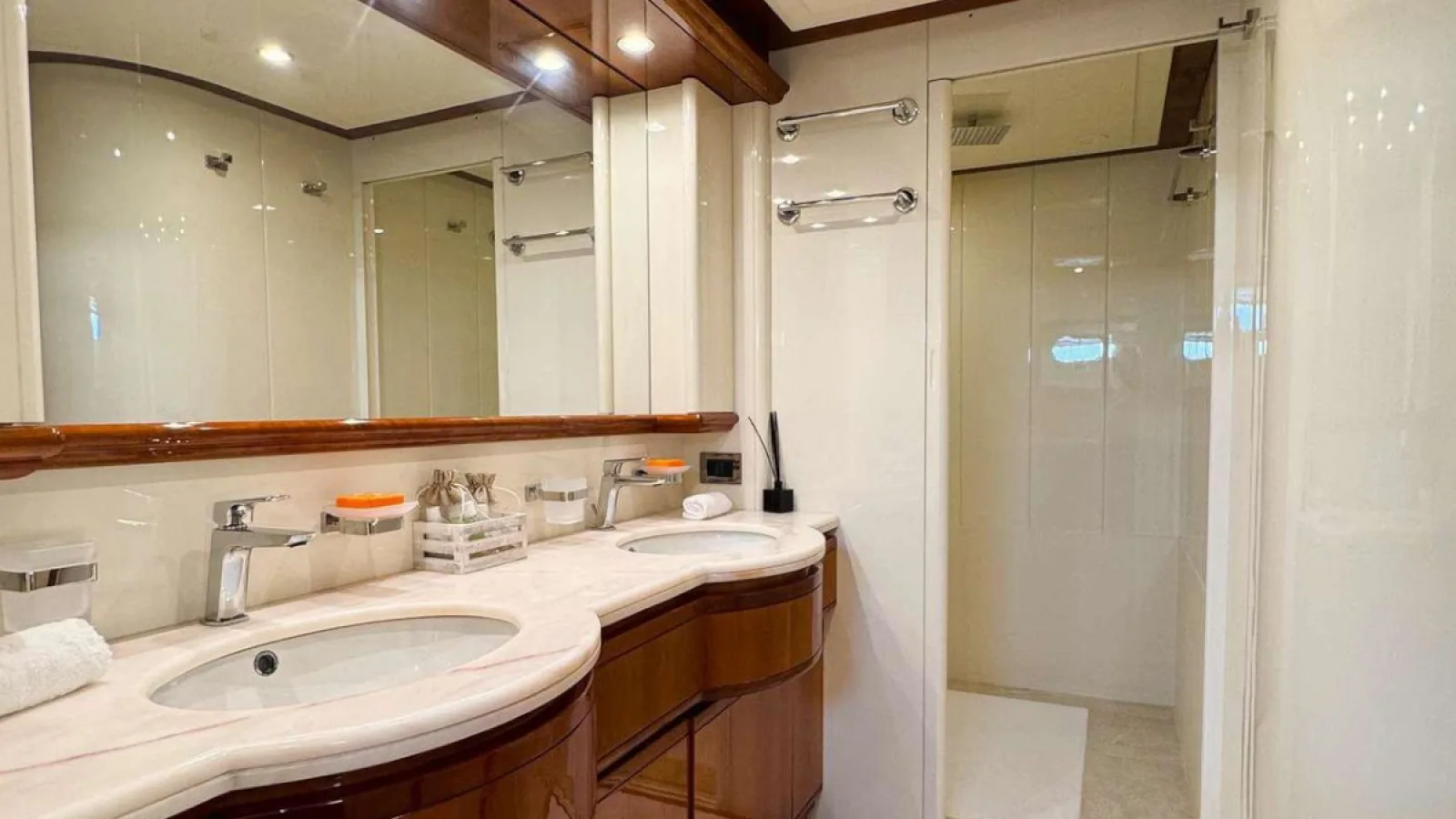 Bestboats FERRETTI CUSTOM LINE 94 YOLO TOO – Luxusyacht chartern Mallorca