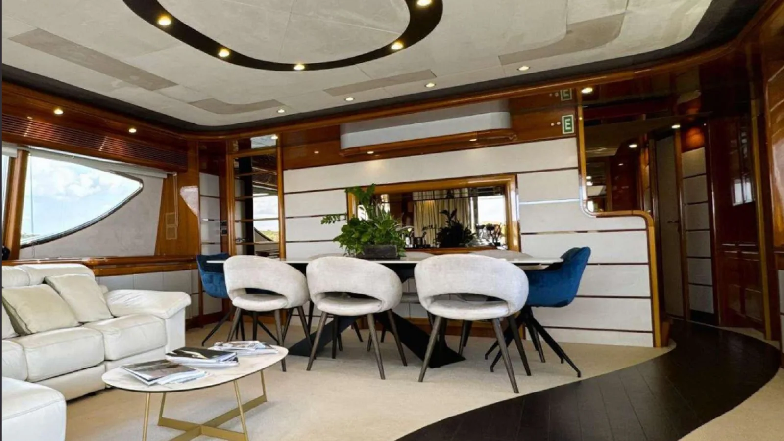 Bestboats FERRETTI CUSTOM LINE 94 YOLO TOO – Yachtcharter Mallorca