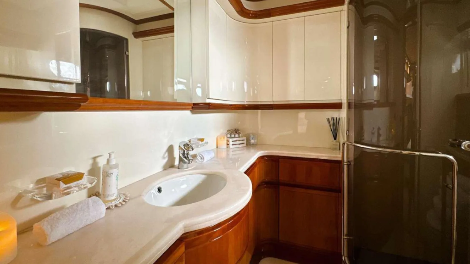 Bestboats FERRETTI CUSTOM LINE 94 YOLO TOO – Luxusyacht mieten Mallorca
