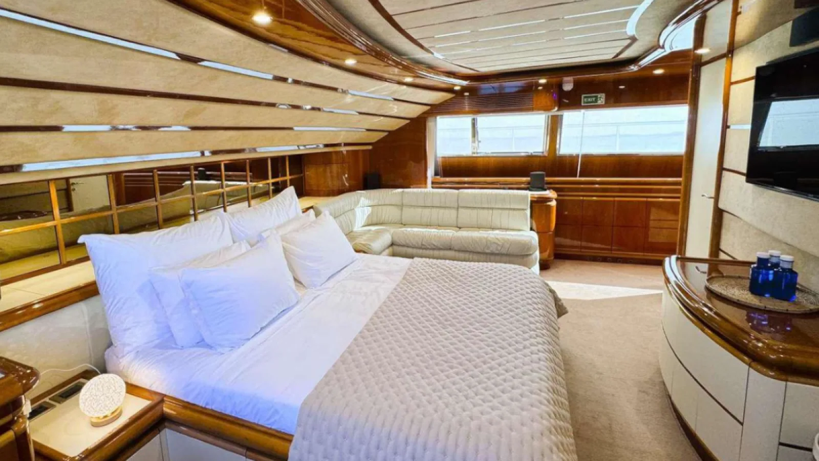 Bestboats FERRETTI CUSTOM LINE 94 YOLO TOO – Exklusive Yacht Mallorca