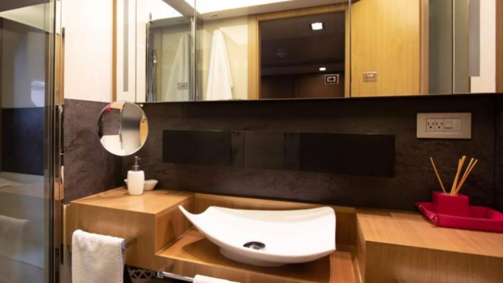 Bestboats FERRETTI 100 CUSTOM LINE NIKO III – Yate Premium Mallorca