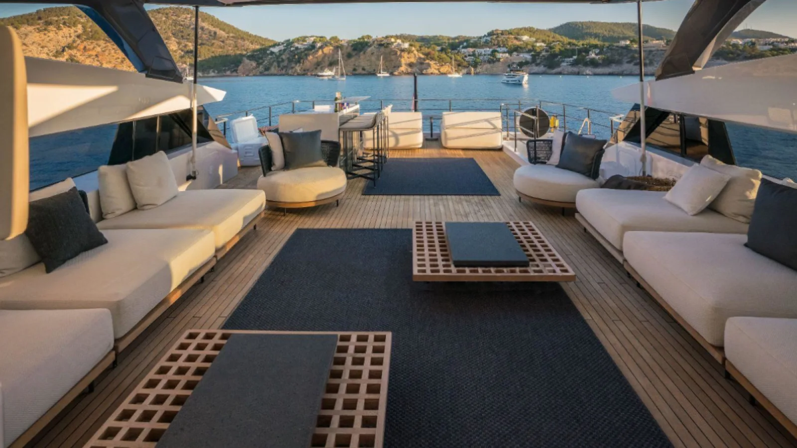 Bestboats FERRETTI CUSTOM LINE 106 Alvium – Exklusive Yacht Mallorca
