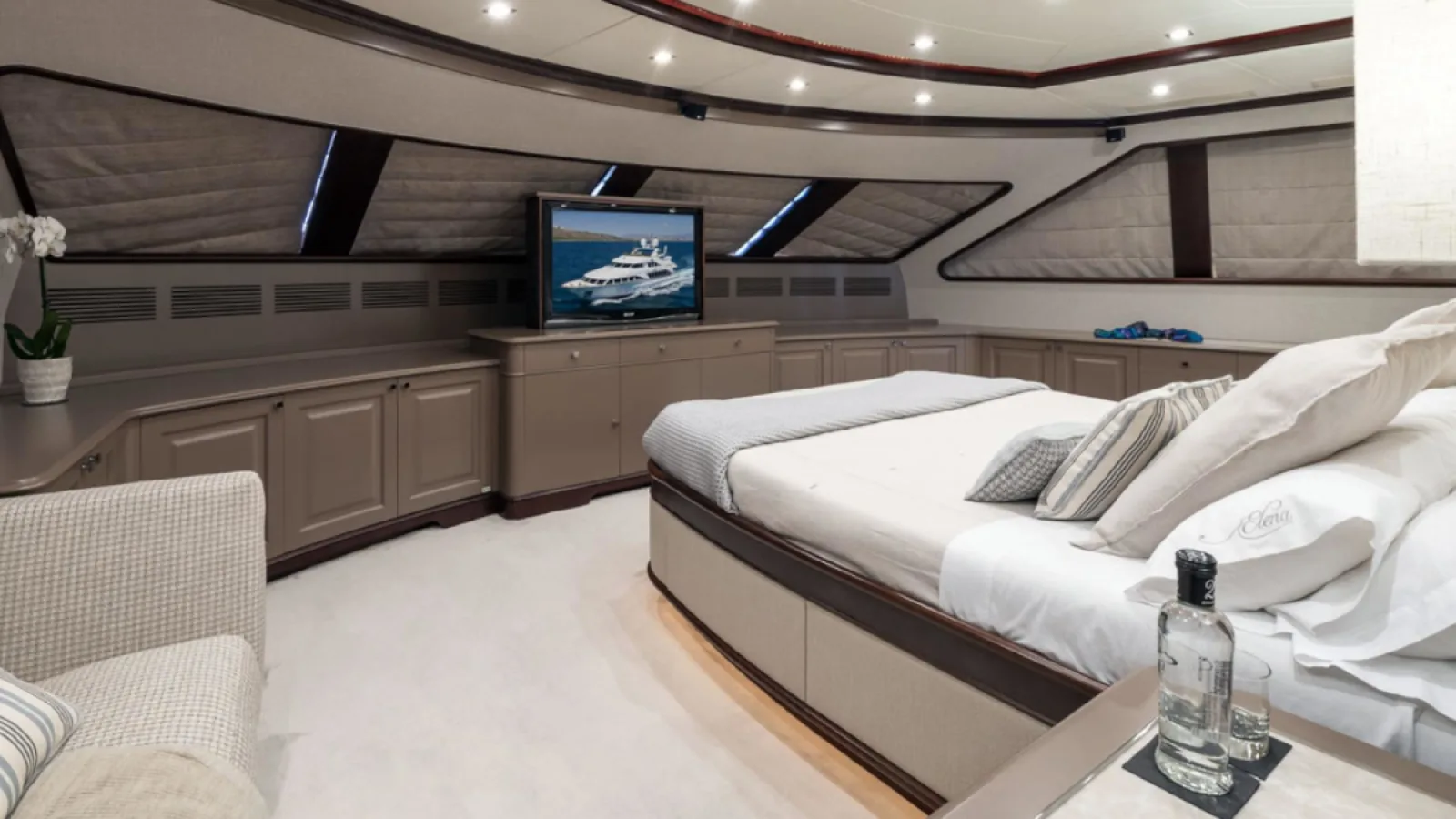 Bestboats BENETTI 37 ELENA NUEVE – Yachtcharter Mallorca