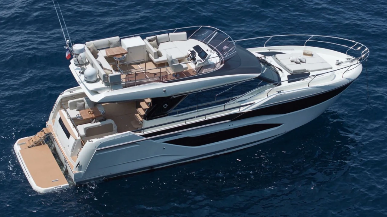 PRESTIGE F4.9 LA FAMILIA - Charter in Palma