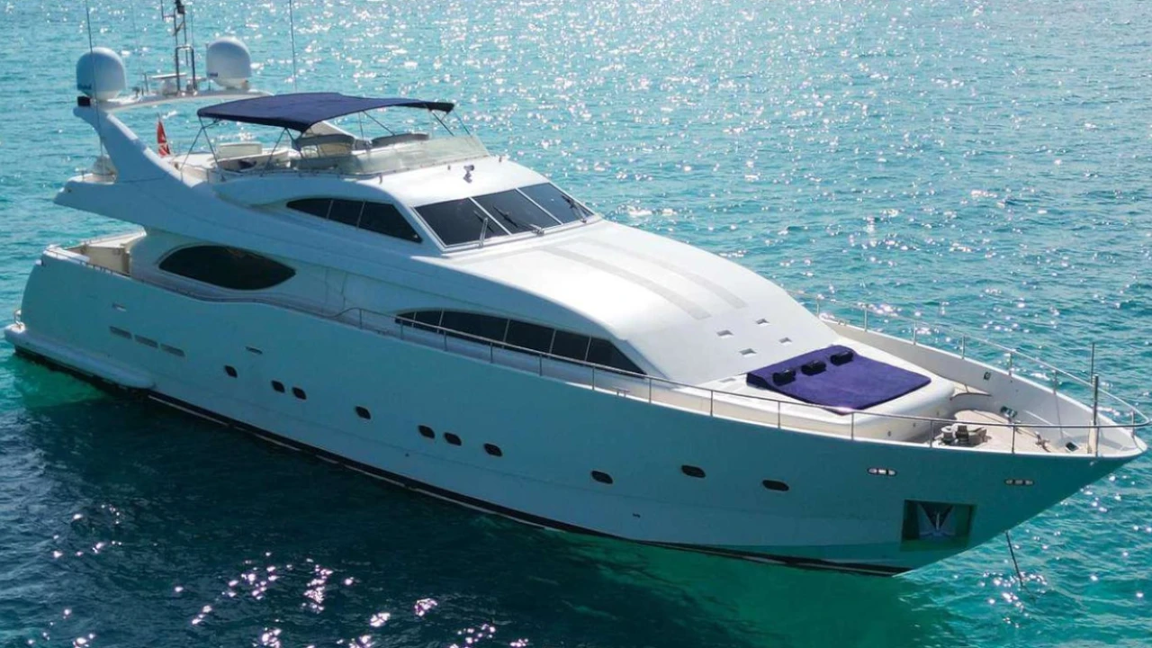 FERRETTI CUSTOM LINE 94 YOLO TOO - Charter in Ibiza/Mallorca