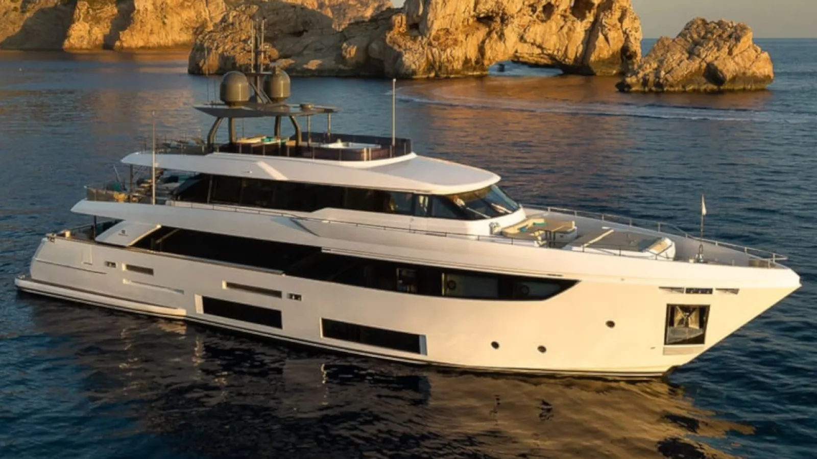Bestboats FERRETTI CUSTOM LINE NAVETTA 33 Acqua – Charter Yate Lujo Mallorca