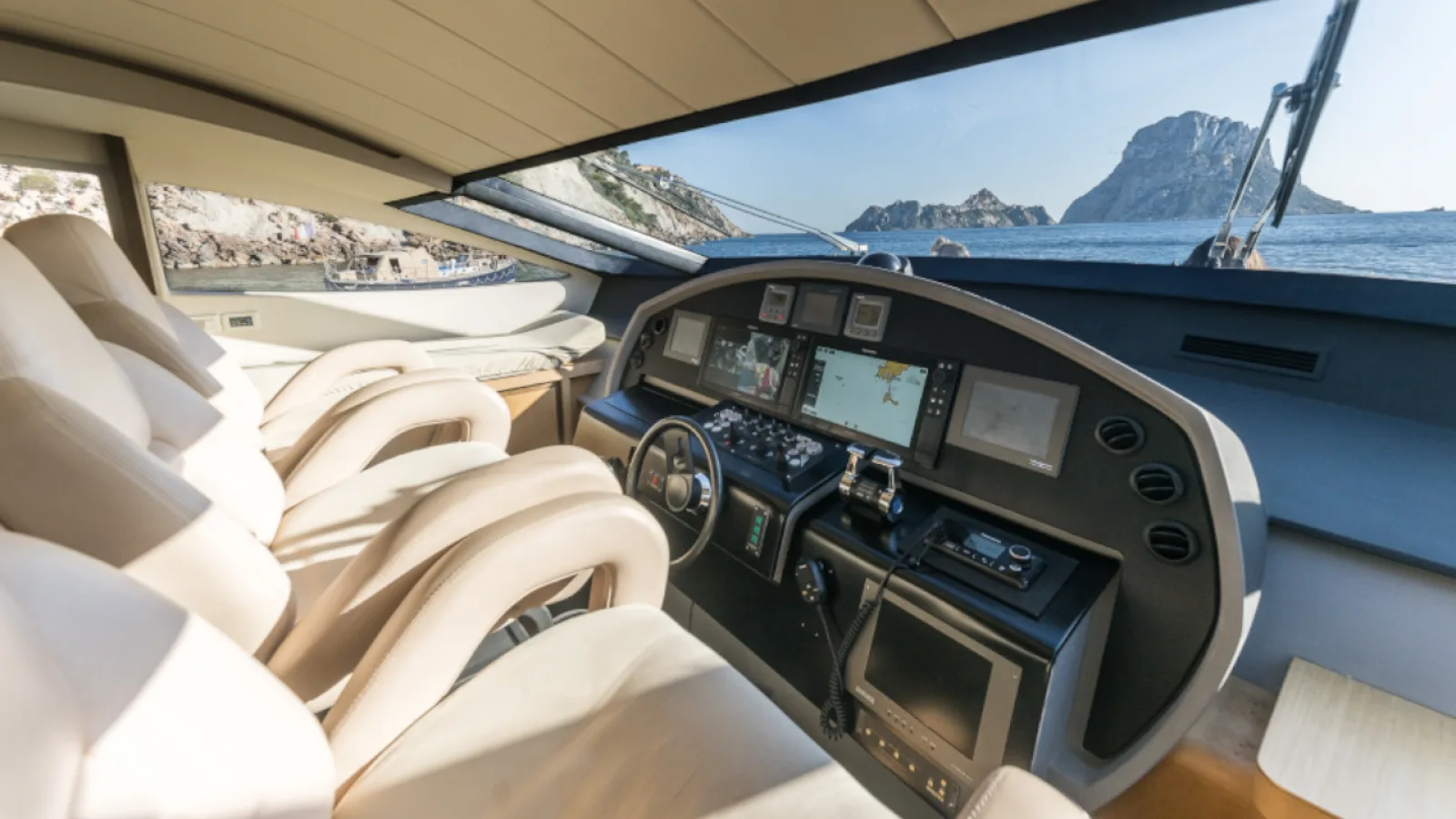 Bestboats PERSHING 90 XAMAN – Private Yacht Mallorca