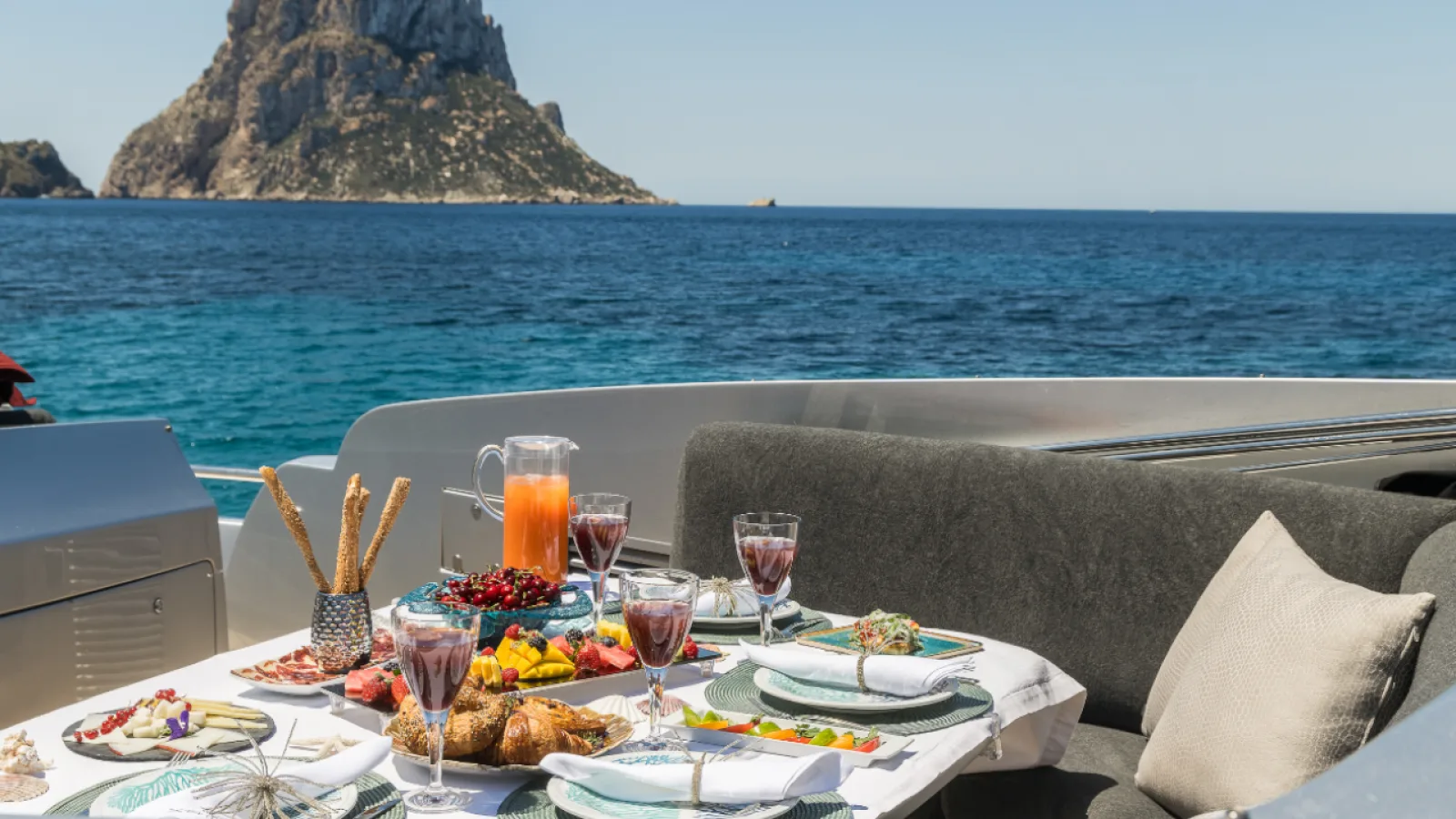Bestboats PERSHING 90 XAMAN – Luxusyacht chartern Mallorca