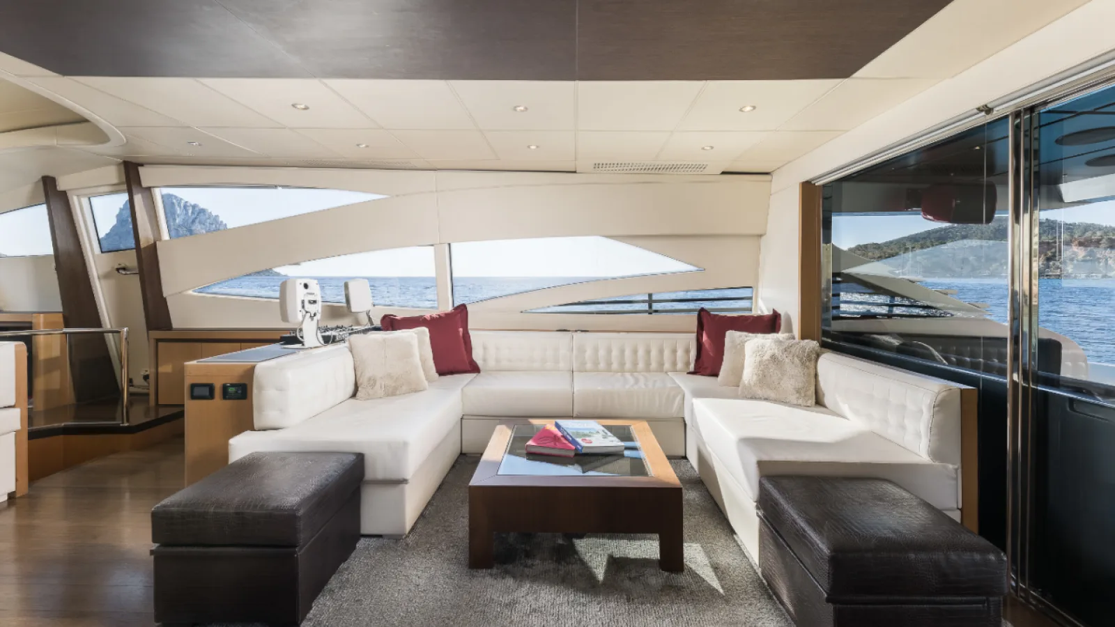 Bestboats PERSHING 90 XAMAN – Luxusyacht chartern Mallorca
