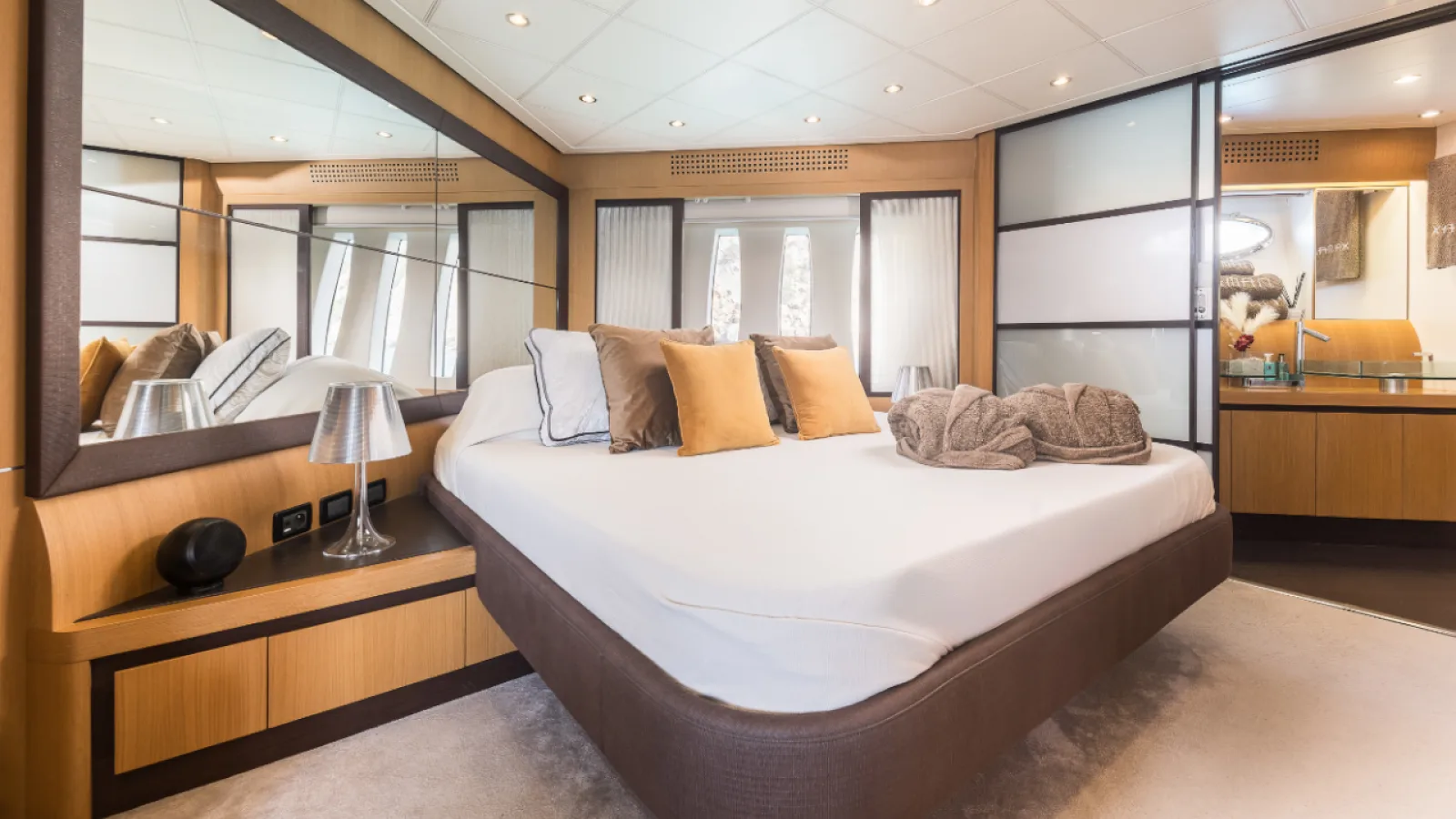 Bestboats PERSHING 90 XAMAN – Luxusyacht chartern Mallorca