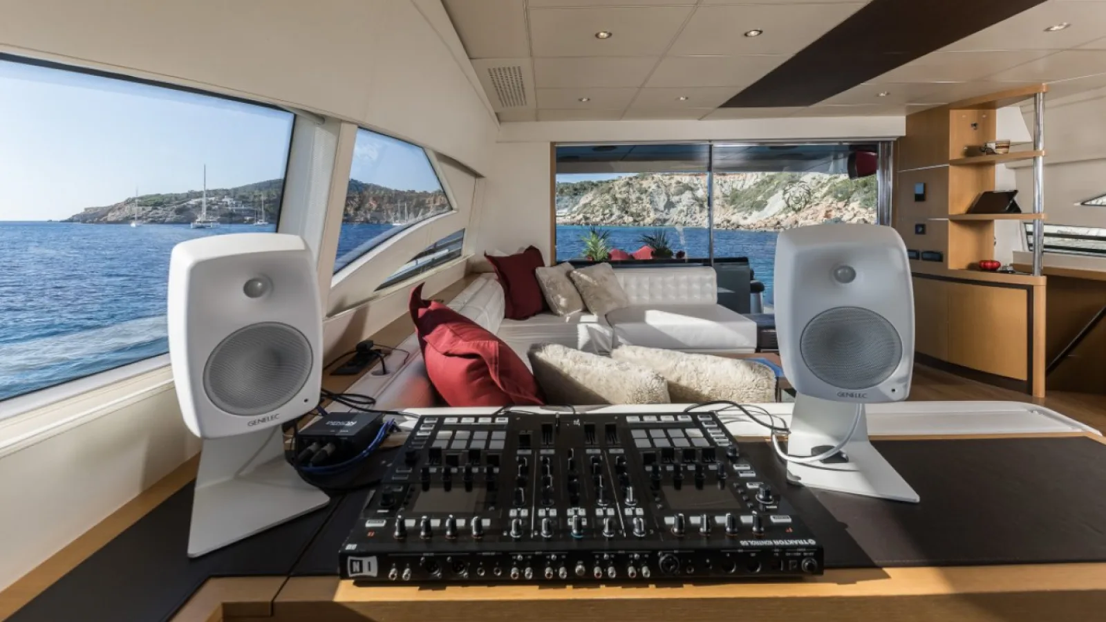 Bestboats PERSHING 90 XAMAN – Luxusyacht mieten Mallorca