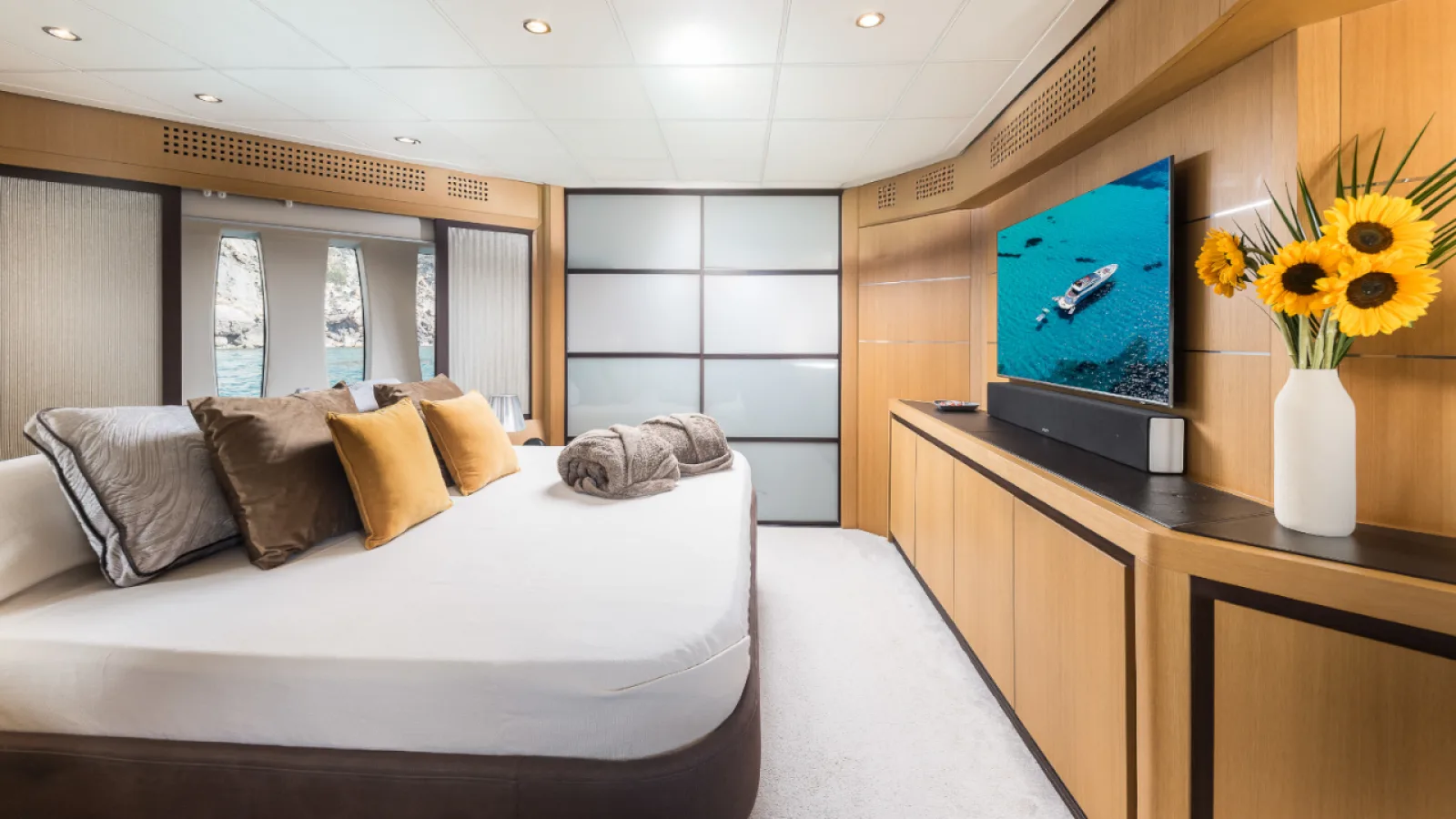 Bestboats PERSHING 90 XAMAN – Luxusyacht mieten Mallorca