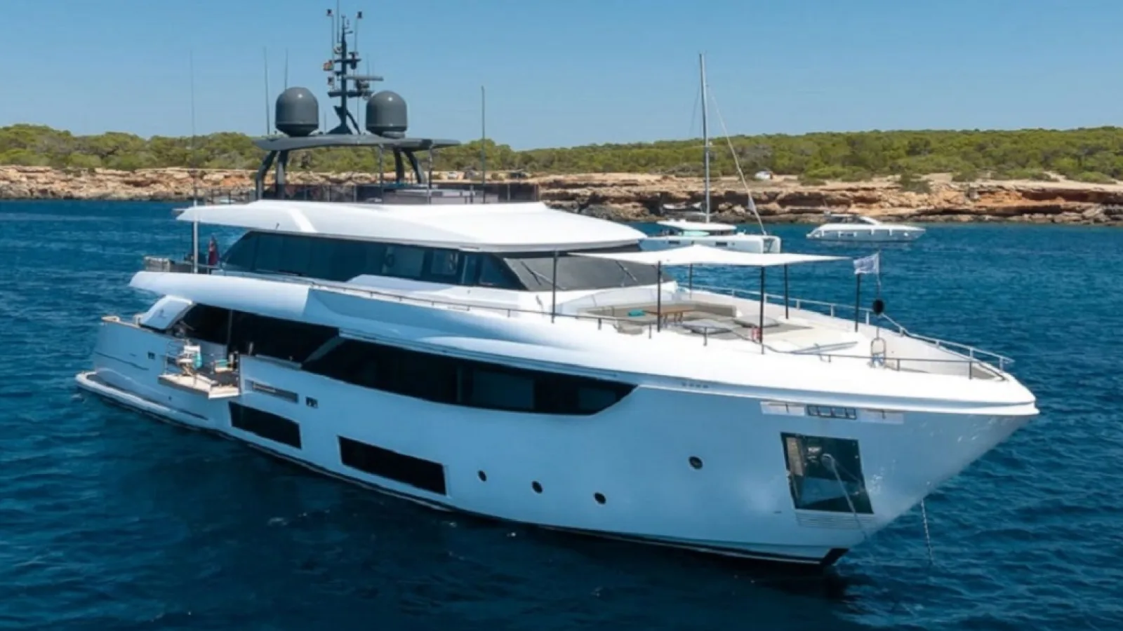 Bestboats FERRETTI CUSTOM LINE NAVETTA 33 Acqua – Luxusyacht chartern Mallorca
