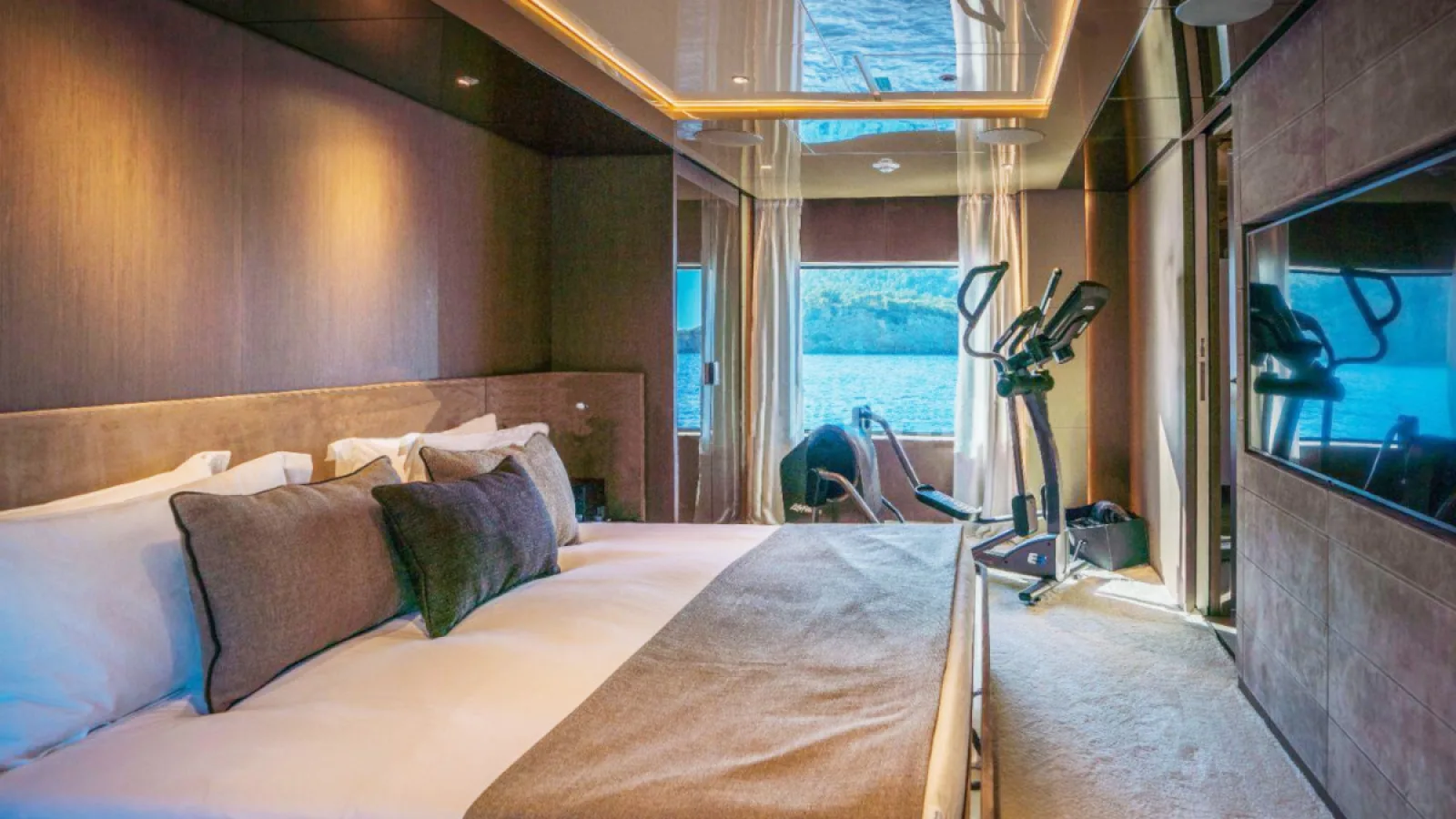 Bestboats FERRETTI CUSTOM LINE 106 Alvium – Yachtcharter Mallorca
