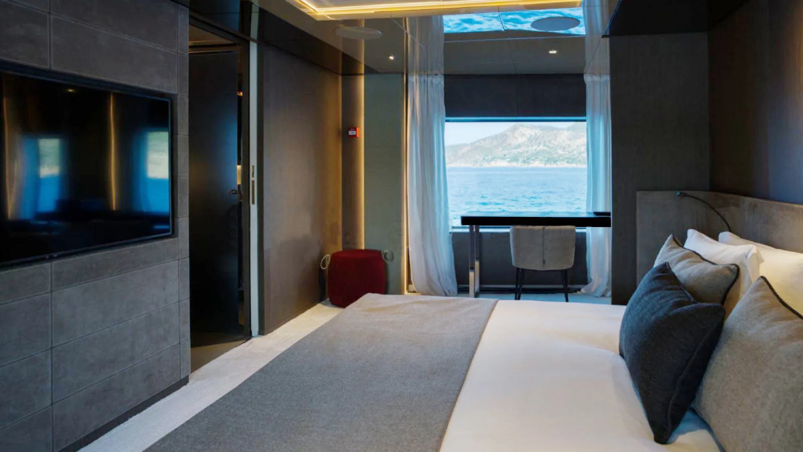 Bestboats FERRETTI CUSTOM LINE 106 Alvium – Exklusive Yacht Mallorca