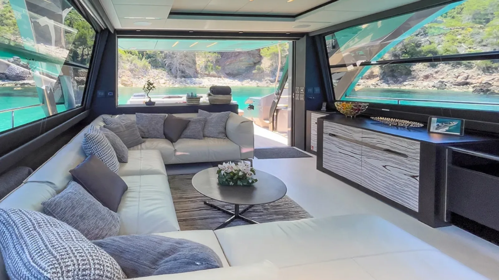 Bestboats PERSHING 8X Beyond – Luxusyacht chartern Mallorca