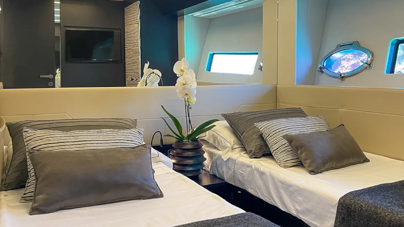Bestboats PERSHING 8X Beyond – Luxus Yachtcharter Mallorca