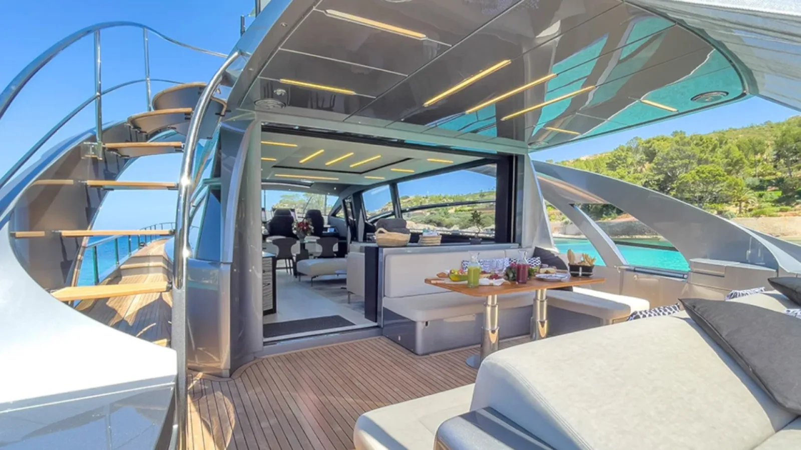 Bestboats PERSHING 8X Beyond – Exklusive Yacht Mallorca