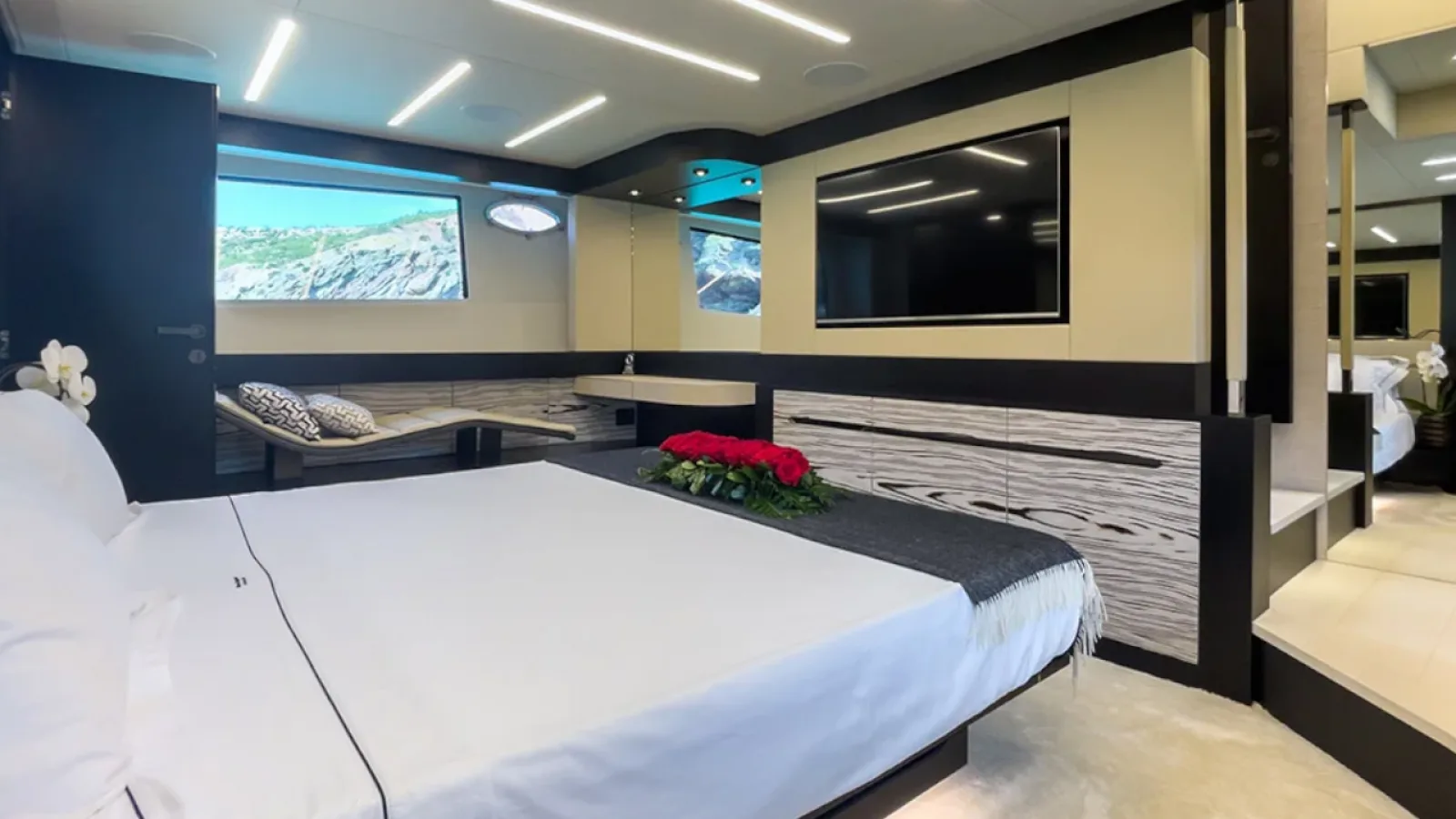 Bestboats PERSHING 8X Beyond – Exklusive Yacht Mallorca