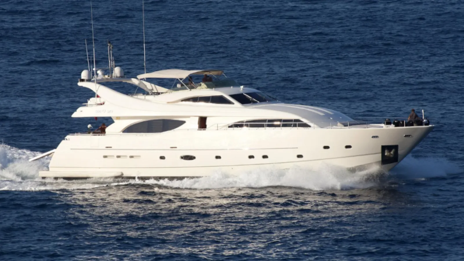 Bestboats FERRETTI CUSTOM LINE 94 YOLO TOO – Yachtcharter Mallorca