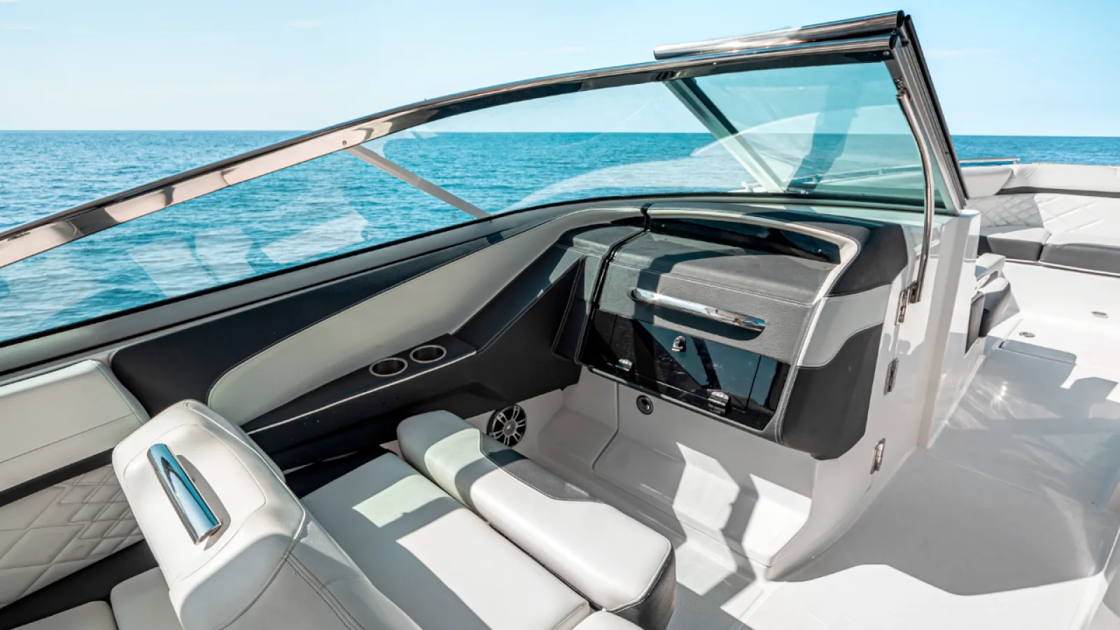 Bestboats REGAL 3300 SEANNA – Alquiler Yate Mallorca